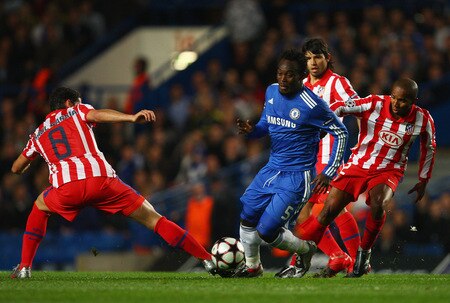 LONDON - OCTOBER 21:  Michael Essien of Chelsea takes on Raul Garcia (L) and Paulo Assuncao of Atletico Madrid (R) during the UEFA Champions League Group D match between Chelsea and Atletico Madrid at Stamford Bridge on October 21, 2009 in London, England.  <br /><br /><span class="help">(Photo by Richard Heathcote/Getty Images)</span>