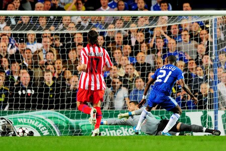 LONDON, ENGLAND - OCTOBER 21:  Salomon Kalou of Chelsea fails to score past Atletico Madrid goalkeeper Sergio Asenjo during the UEFA Champions League Group D match between Chelsea and Atletico Madrid at Stamford Bridge on October 21, 2009 in London, England.  <br /><br /><span class="help">(Photo by Mike Hewitt/Getty Images)</span>
