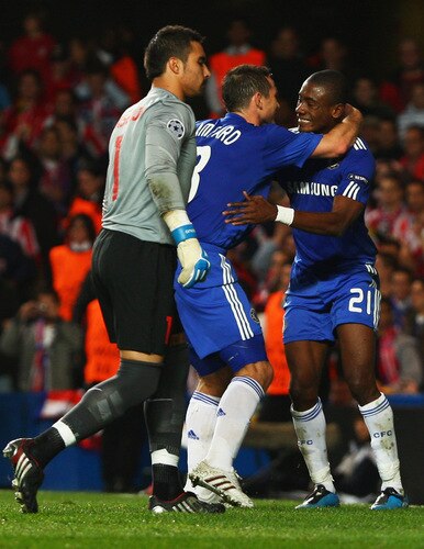 LONDON - OCTOBER 21:  Salomon Kalou of Chelsea celebrates with Frank Lampard as he scores their first goal as goalkeeper Sergio Asenjo of Atletico Madrid looks dejected during the UEFA Champions League Group D match between Chelsea and Atletico Madrid at Stamford Bridge on October 21, 2009 in London, England.  <br /><br /><span class="help">(Photo by Richard Heathcote/Getty Images)</span>