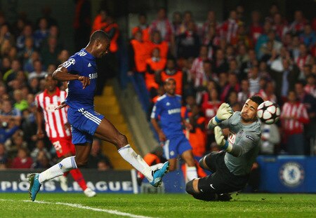 LONDON - OCTOBER 21:  Salomon Kalou of Chelsea shoots past goalkeeper Sergio Asenjo of Atletico Madrid to score their first goal during the UEFA Champions League Group D match between Chelsea and Atletico Madrid at Stamford Bridge on October 21, 2009 in London, England.  <br /><br /><span class="help">(Photo by Richard Heathcote/Getty Images)</span>