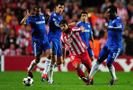 LONDON, ENGLAND - OCTOBER 21: Sergio Aguero of Atletico Madrid battles for the ball with Michael Essien of Chelsea, Ashley Cole of Chelsea and Michael Ballack of Chelsea during the UEFA Champions League Group D match between Chelsea and Atletico Madrid at Stamford Bridge on October 21, 2009 in London, England.  <br /><br /><span class="help">(Photo by Mike Hewitt/Getty Images)</span>