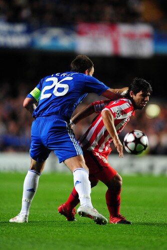 LONDON, ENGLAND - OCTOBER 21: John Terry of Chelsea battles for the ball with Sergio Aguero of Atletico Madrid during the UEFA Champions League Group D match between Chelsea and Atletico Madrid at Stamford Bridge on October 21, 2009 in London, England.  <br /><br /><span class="help">(Photo by Mike Hewitt/Getty Images)</span>