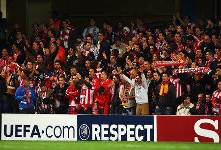 LONDON - OCTOBER 21:  Atletico Madrid fans welcome their team prior to the UEFA Champions League Group D match between Chelsea and Atletico Madrid at Stamford Bridge on October 21, 2009 in London, England.  <br /><br /><span class="help">(Photo by Richard Heathcote/Getty Images)</span>