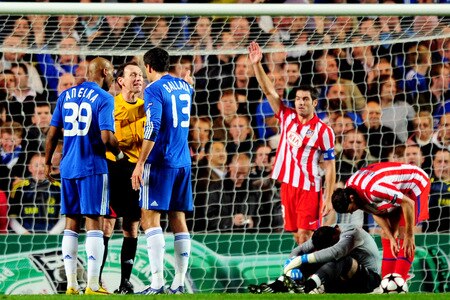 LONDON, ENGLAND - OCTOBER 21: Michael Ballack of Chelsea and Nicolas Anelka of Chelsea speaks to referee Florian Meyer during the UEFA Champions League Group D match between Chelsea and Atletico Madrid at Stamford Bridge on October 21, 2009 in London, England.  <br /><br /><span class="help">(Photo by Mike Hewitt/Getty Images)</span>