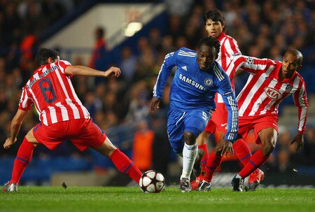 LONDON - OCTOBER 21:  Michael Essien of Chelsea takes on Raul Garcia (L) and Paulo Assuncao of Atletico Madrid (R) during the UEFA Champions League Group D match between Chelsea and Atletico Madrid at Stamford Bridge on October 21, 2009 in London, England.  <br /><br /><span class="help">(Photo by Richard Heathcote/Getty Images)</span>