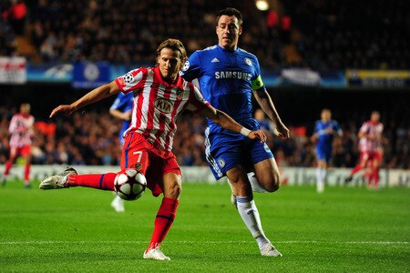 LONDON, ENGLAND - OCTOBER 21:  John Terry of Chelsea battles for the ball with Diego Forlan of Atletico Madrid during the UEFA Champions League Group D match between Chelsea and Atletico Madrid at Stamford Bridge on October 21, 2009 in London, England.  <br /><br /><span class="help">(Photo by Mike Hewitt/Getty Images)</span>