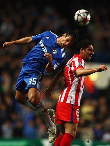 LONDON - OCTOBER 21:  Juliano Belletti of Chelsea outjumps Raul Garcia of Atletico Madrid during the UEFA Champions League Group D match between Chelsea and Atletico Madrid at Stamford Bridge on October 21, 2009 in London, England.  <br /><br /><span class="help">(Photo by Richard Heathcote/Getty Images)</span>