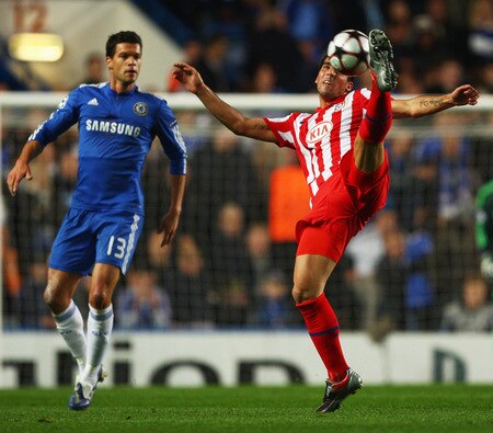 LONDON - OCTOBER 21:  Raul Garcia of Atletico Madrid stretches for the ball as Michael Ballack of Chelsea looks on during the UEFA Champions League Group D match between Chelsea and Atletico Madrid at Stamford Bridge on October 21, 2009 in London, England.  <br /><br /><span class="help">(Photo by Richard Heathcote/Getty Images)</span>