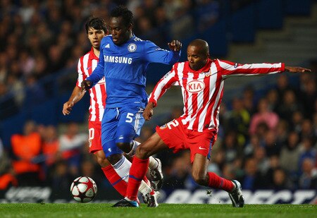 LONDON - OCTOBER 21:  Michael Essien of Chelsea takes on Sergio Aguero (L) and Paulo Assuncao of Atletico Madrid (R) during the UEFA Champions League Group D match between Chelsea and Atletico Madrid at Stamford Bridge on October 21, 2009 in London, England.  <br /><br /><span class="help">(Photo by Richard Heathcote/Getty Images)</span>