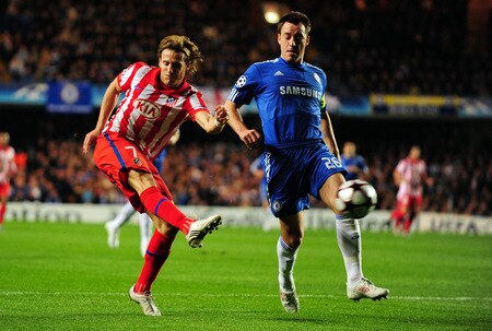 LONDON, ENGLAND - OCTOBER 21:  John Terry of Chelsea battles for the ball with Diego Forlan of Atletico Madrid during the UEFA Champions League Group D match between Chelsea and Atletico Madrid at Stamford Bridge on October 21, 2009 in London, England.  <br /><br /><span class="help">(Photo by Mike Hewitt/Getty Images)</span>