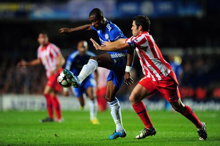 LONDON, ENGLAND - OCTOBER 21:  Salomon Kalou of Chelsea battles for the ball during the UEFA Champions League Group D match between Chelsea and Atletico Madrid at Stamford Bridge on October 21, 2009 in London, England.  <br /><br /><span class="help">(Photo by Mike Hewitt/Getty Images)</span>
