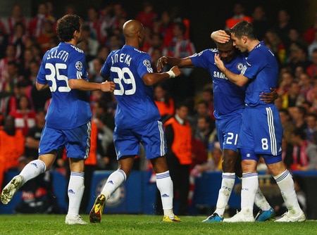 LONDON - OCTOBER 21:  Salomon Kalou of Chelsea (2R)celebrates with Frank Lampard (8), Nicolas Anelka (39) and Juliano Belletti  (35) as he scores their first goal during the UEFA Champions League Group D match between Chelsea and Atletico Madrid at Stamford Bridge on October 21, 2009 in London, England.  <br /><br /><span class="help">(Photo by Richard Heathcote/Getty Images)</span>