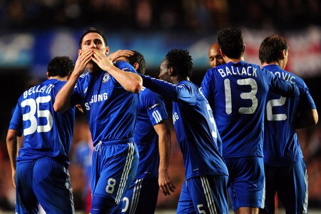 LONDON, ENGLAND - OCTOBER 21:  Frank Lampard of Chelsea celebrates scoring the third goal during the UEFA Champions League Group D match between Chelsea and Atletico Madrid at Stamford Bridge on October 21, 2009 in London, England.  <br /><br /><span class="help">(Photo by Mike Hewitt/Getty Images)</span>