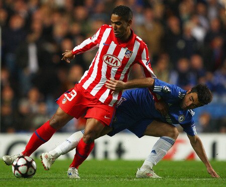 LONDON - OCTOBER 21:  Deco of Chelsea battles with Cleber Santana of Atletico Madrid during the UEFA Champions League Group D match between Chelsea and Atletico Madrid at Stamford Bridge on October 21, 2009 in London, England.  <br /><br /><span class="help">(Photo by Richard Heathcote/Getty Images)</span>