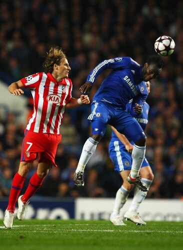 LONDON - OCTOBER 21:  Michael Essien of Chelsea beats Diego Forlan of Atletico Madrid to the ball during the UEFA Champions League Group D match between Chelsea and Atletico Madrid at Stamford Bridge on October 21, 2009 in London, England.  <br /><br /><span class="help">(Photo by Richard Heathcote/Getty Images)</span>