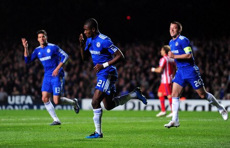 LONDON, ENGLAND - OCTOBER 21: Salomon Kalou of Chelsea celebrates scoring the second goal during the UEFA Champions League Group D match between Chelsea and Atletico Madrid at Stamford Bridge on October 21, 2009 in London, England.  <br /><br /><span class="help">(Photo by Mike Hewitt/Getty Images)</span>