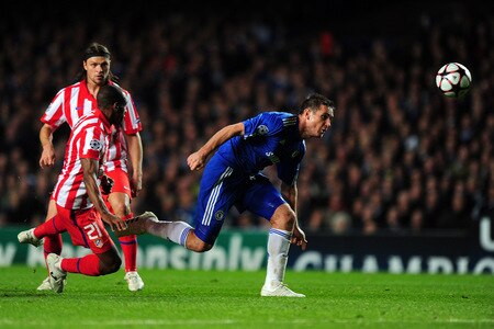 LONDON, ENGLAND - OCTOBER 21:  Frank Lampard of Chelsea scores the third goal during the UEFA Champions League Group D match between Chelsea and Atletico Madrid at Stamford Bridge on October 21, 2009 in London, England.  <br /><br /><span class="help">(Photo by Mike Hewitt/Getty Images)</span>