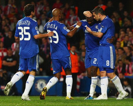 LONDON - OCTOBER 21:  Salomon Kalou of Chelsea (2R)celebrates with Frank Lampard (8), Nicolas Anelka (39) and Juliano Belletti (35) as he scores their first goal during the UEFA Champions League Group D match between Chelsea and Atletico Madrid at Stamford Bridge on October 21, 2009 in London, England.  <br /><br /><span class="help">(Photo by Richard Heathcote/Getty Images)</span>