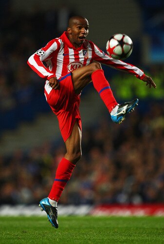 LONDON - OCTOBER 21:  Paulo Assuncao of Atletico Madrid jumps to control the ball during the UEFA Champions League Group D match between Chelsea and Atletico Madrid at Stamford Bridge on October 21, 2009 in London, England.  <br /><br /><span class="help">(Photo by Richard Heathcote/Getty Images)</span>