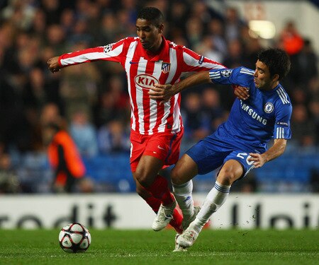 LONDON - OCTOBER 21:  Deco of Chelsea battles with Cleber Santana of Atletico Madrid during the UEFA Champions League Group D match between Chelsea and Atletico Madrid at Stamford Bridge on October 21, 2009 in London, England.  <br /><br /><span class="help">(Photo by Richard Heathcote/Getty Images)</span>