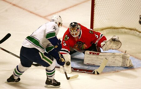 CHICAGO - OCTOBER 21: Antti Niemi #31 of the Chicago Blackhawks stops a shot by Mason Raymond #21 of the Vancouver Canucks at the United Center on October 14, 2009 in Chicago, Illinois. <br /><br /><span class="help">(Photo by Jonathan Daniel/Getty Images)</span>