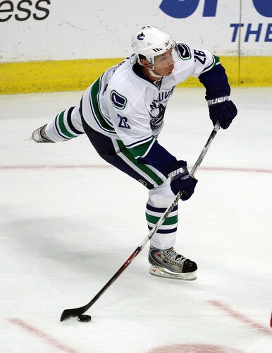 CHICAGO - OCTOBER 21: Mikael Samuelsson #26 of the Vancouver Canucks shoots the puck for the game-winning goal against the Chicago Blackhawks at the United Center on October 14, 2009 in Chicago, Illinois. The Canucks defeated the Blackhawks 3-2. <br /><br /><span class="help">(Photo by Jonathan Daniel/Getty Images)</span>