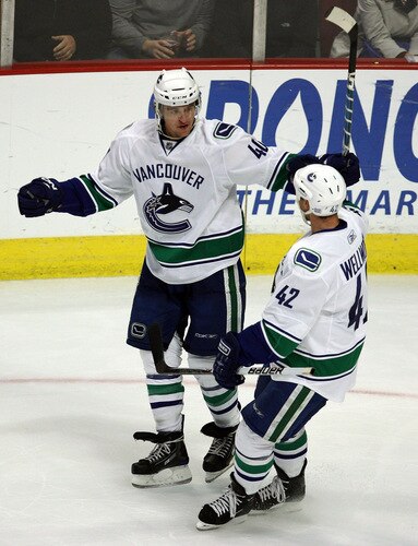 CHICAGO - OCTOBER 21: Michael Grabner #40 of the Vancouver Canucks celebrates his third period goal with teammate Kyle Wellwood #42 against the Chicago Blackhawks at the United Center on October 14, 2009 in Chicago, Illinois. The Canucks defeated the Blackhawks 3-2. <br /><br /><span class="help">(Photo by Jonathan Daniel/Getty Images)</span>
