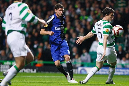 GLASGOW, SCOTLAND - OCTOBER 22:  Gary Caldwell of Celtic (R) tackles Eljero Elia of Hamburg SV during the UEFA Europa League Group C match between Celtic and Hamburg at Celtic Park on October 22, 2009 in Glasgow, Scotland.  <br /><br /><span class="help">(Photo by Jeff J Mitchell/Getty Images)</span>