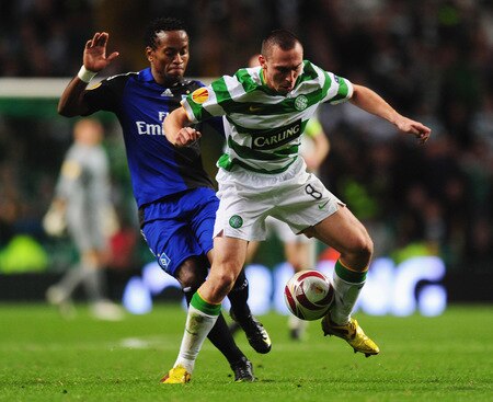 GLASGOW, SCOTLAND - OCTOBER 22:  Scott Brown of Celtic is challenged by Ze Roberto of Hamburg SV during the UEFA Europa League Group C match between Celtic and Hamburg SV at Celtic Park on October 22, 2009 in Glasgow, Scotland.  <br /><br /><span class="help">(Photo by Mike Hewitt/Bongarts/Getty Images)</span>