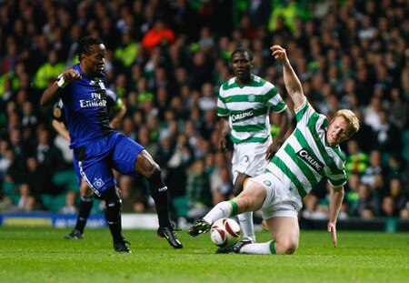 GLASGOW, SCOTLAND - OCTOBER 22:  Barry Robson of Celtic tackles Ze Roberto of Hamburg SV during the UEFA Europa League Group C match between Celtic and Hamburg at Celtic Park on October 22, 2009 in Glasgow, Scotland.  <br /><br /><span class="help">(Photo by Jeff J Mitchell/Getty Images)</span>