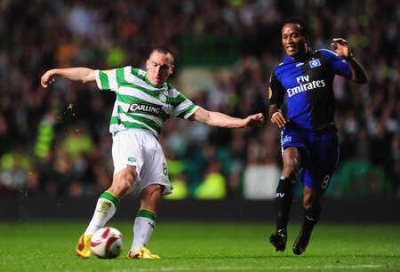 GLASGOW, SCOTLAND - OCTOBER 22:  Scott Brown of Celtic shoots at goal as Ze Roberto of Hamburg SV looks on during the UEFA Europa League Group C match between Celtic and Hamburg SV at Celtic Park on October 22, 2009 in Glasgow, Scotland.  <br /><br /><span class="help">(Photo by Mike Hewitt/Bongarts/Getty Images)</span>
