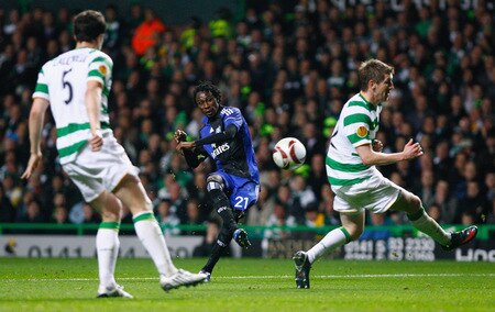 GLASGOW, SCOTLAND - OCTOBER 22:  Gary Caldwell and Mark Wilson of Celtic close down Jonathan Pitroipa of Hamburg SV during the UEFA Europa League Group C match between Celtic and Hamburg at Celtic Park on October 22, 2009 in Glasgow, Scotland.  <br /><br /><span class="help">(Photo by Jeff J Mitchell/Getty Images)</span>
