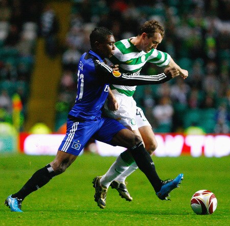 GLASGOW, SCOTLAND - OCTOBER 22:  Aiden McGeady of Celtic tackles Eljero Elia of Hamburg SV during the UEFA Europa League Group C match between Celtic and Hamburg at Celtic Park on October 22, 2009 in Glasgow, Scotland.  <br /><br /><span class="help">(Photo by Jeff J Mitchell/Getty Images)</span>