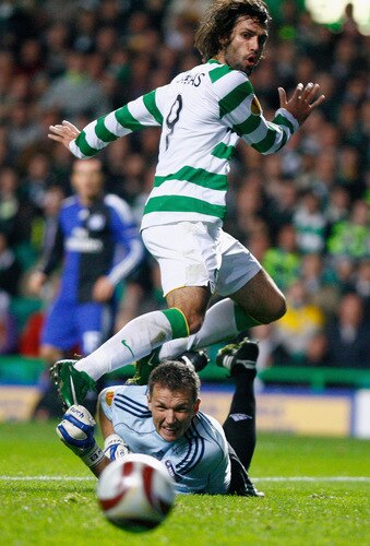 GLASGOW, SCOTLAND - OCTOBER 22:  Georgios Samaras of Celtic puts the ball past goalkeeper Frank Rost of Hamburg SV as he misses a goal scoring chance during the UEFA Europa League Group C match between Celtic and Hamburg at Celtic Park on October 22, 2009 in Glasgow, Scotland.  <br /><br /><span class="help">(Photo by Jeff J Mitchell/Getty Images)</span>