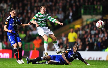 GLASGOW, SCOTLAND - OCTOBER 22:  Scott Brown (C) of Celtic shoots wide as Guy Demel (R) of Hamburg SV challenges during the UEFA Europa League Group C match between Celtic and Hamburg SV at Celtic Park on October 22, 2009 in Glasgow, Scotland.  <br /><br /><span class="help">(Photo by Mike Hewitt/Bongarts/Getty Images)</span>