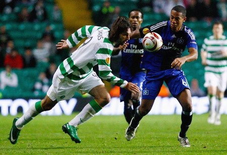 GLASGOW, SCOTLAND - OCTOBER 22:  Georgios Samaras of Celtic goes past Dennis Aogo of Hamburg SV as he misses a goal scoring chance during the UEFA Europa League Group C match between Celtic and Hamburg at Celtic Park on October 22, 2009 in Glasgow, Scotland.  <br /><br /><span class="help">(Photo by Jeff J Mitchell/Getty Images)</span>