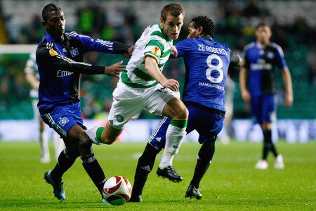 GLASGOW, SCOTLAND - OCTOBER 22:  Niall McGinn of Celtic goes past Eljero Elia and Ze Roberto of Hamburg SV during the UEFA Europa League Group C match between Celtic and Hamburg at Celtic Park on October 22, 2009 in Glasgow, Scotland.  <br /><br /><span class="help">(Photo by Jeff J Mitchell/Getty Images)</span>