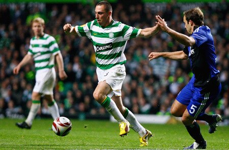 GLASGOW, SCOTLAND - OCTOBER 22:  Scott Brown of Celtic tackles Joris Mathijsen of Hamburg SV during the UEFA Europa League Group C match between Celtic and Hamburg at Celtic Park on October 22, 2009 in Glasgow, Scotland.  <br /><br /><span class="help">(Photo by Jeff J Mitchell/Getty Images)</span>