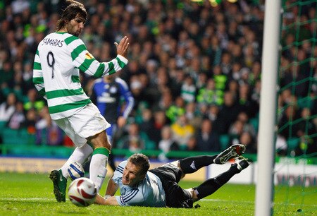 GLASGOW, SCOTLAND - OCTOBER 22:  Georgios Samaras of Celtic puts the ball past goalkeeper  Frank Rost of Hamburg SV as he misses a goal scoring chance during the UEFA Europa League Group C match between Celtic and Hamburg at Celtic Park on October 22, 2009 in Glasgow, Scotland.  <br /><br /><span class="help">(Photo by Jeff J Mitchell/Getty Images)</span>