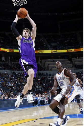 OKLAHOMA CITY - OCTOBER 22:  Andres Nocioni #5 of the Sacremento Kings goes up to dunk the ball against Jeff Green #22 of the Oklahoma City Thunder on October 22, 2009 at the Ford Center in Oklahoma City, Oklahoma. <br /><br /><span class="help">(Photo by Layne Murdoch/NBAE via Getty Images)</span>