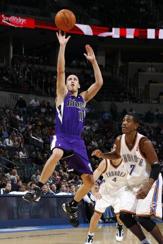 OKLAHOMA CITY - OCTOBER 22:  Sergio Rodriguez #10 of the Sacremento Kings shoots a jump shot against Kevin Ollie #7 of the Oklahoma City Thunder on October 22, 2009 at the Ford Center in Oklahoma City, Oklahoma. <br /><br /><span class="help">(Photo by Layne Murdoch/NBAE via Getty Images)</span>