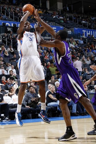 OKLAHOMA CITY - OCTOBER 22:  Kevin Durant #35 of the Oklahoma City Thunder shoots over Desmond Mason #24 of the Sacremento Kings on October 22, 2009 at the Ford Center in Oklahoma City, Oklahoma. <br /><br /><span class="help">(Photo by Layne Murdoch/NBAE via Getty Images)</span>
