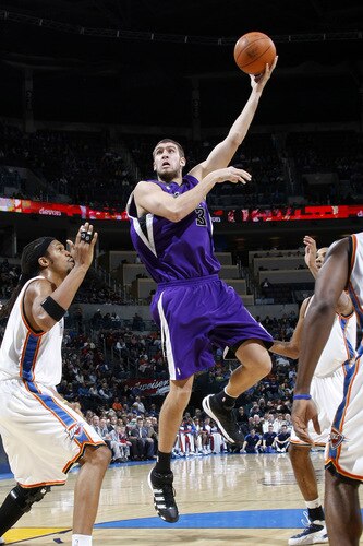 OKLAHOMA CITY - OCTOBER 22:  Spencer Hawes #31 of the Sacremento Kings shoots over Etan Thomas #36 of the Oklahoma City Thunder on October 22, 2009 at the Ford Center in Oklahoma City, Oklahoma. <br /><br /><span class="help">(Photo by Layne Murdoch/NBAE via Getty Images)</span>