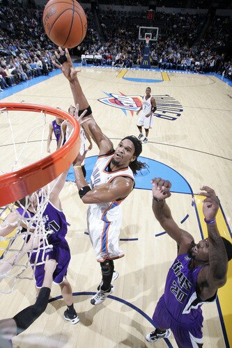 OKLAHOMA CITY - OCTOBER 22:  Etan Thomas #36 of the Oklahoma City Thunder shoots over Donte Greene #20 of the Sacremento Kings on October 22, 2009 at the Ford Center in Oklahoma City, Oklahoma. <br /><br /><span class="help">(Photo by Layne Murdoch/NBAE via Getty Images)</span>