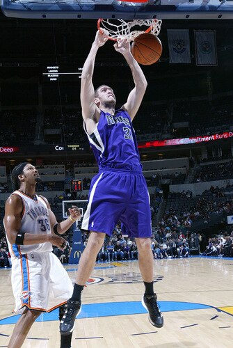 OKLAHOMA CITY - OCTOBER 22:  Spencer Hawes #31 of the Sacremento Kings dunks the ball against Etan Thomas #36 of the Oklahoma City Thunder on October 22, 2009 at the Ford Center in Oklahoma City, Oklahoma. <br /><br /><span class="help">(Photo by Layne Murdoch/NBAE via Getty Images)</span>
