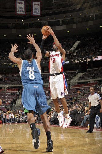 AUBURN HILLS, MI - OCTOBER 22:  Richard Hamilton #32 of the Detroit Pistons attempts a shot against Ryan Gomes #8 of the Minnesota Timberwolves in a preseason game at the Palace of Auburn Hills on October 22, 2009 in Auburn Hills, Michigan.  <br /><br /><span class="help">(Photo by Allen Einstein/NBAE via Getty Images)</span>