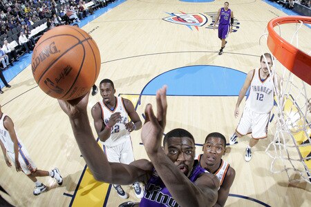 OKLAHOMA CITY - OCTOBER 22:  Tyreke Evans #13 of the Sacremento Kings goes toward the basket against Kevin Durant #35 of the Oklahoma City Thunder on October 22, 2009 at the Ford Center in Oklahoma City, Oklahoma. <br /><br /><span class="help">(Photo by Layne Murdoch/NBAE via Getty Images)</span>