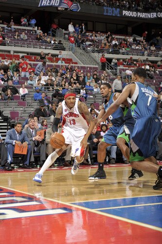 AUBURN HILLS, MI - OCTOBER 22:  Deron Washington #13 of the Detroit Pistons drives around Ryan Gomes #8 of the Minnesota Timberwolves in a preseason game at the Palace of Auburn Hills on October 22, 2009 in Auburn Hills, Michigan.  <br /><br /><span class="help">(Photo by Allen Einstein/NBAE via Getty Images)</span>