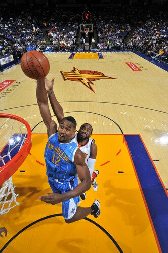 OAKLAND, CA - OCTOBER 22: Hilton Armstrong #12 of the New Orleans Hornets skies for a dunk against the Golden State Warriors on October 22, 2009 at Oracle Arena in Oakland, California. <br /><br /><span class="help">(Photo by Rocky Widner/NBAE via Getty Images)</span>
