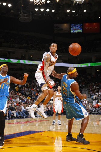 OAKLAND, CA - OCTOBER 22: Monta Ellis #8 of the Golden State Warriors makes a nice dish to a fellow teammate against the New Orleans Hornets on October 22, 2009 at Oracle Arena in Oakland, California. <br /><br /><span class="help">(Photo by Rocky Widner/NBAE via Getty Images)</span>